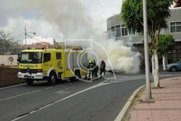 Arde un coche en la calle Poeta Pablo Neruda de Los Llanos de Telde/Eugenio Artiles y TA.